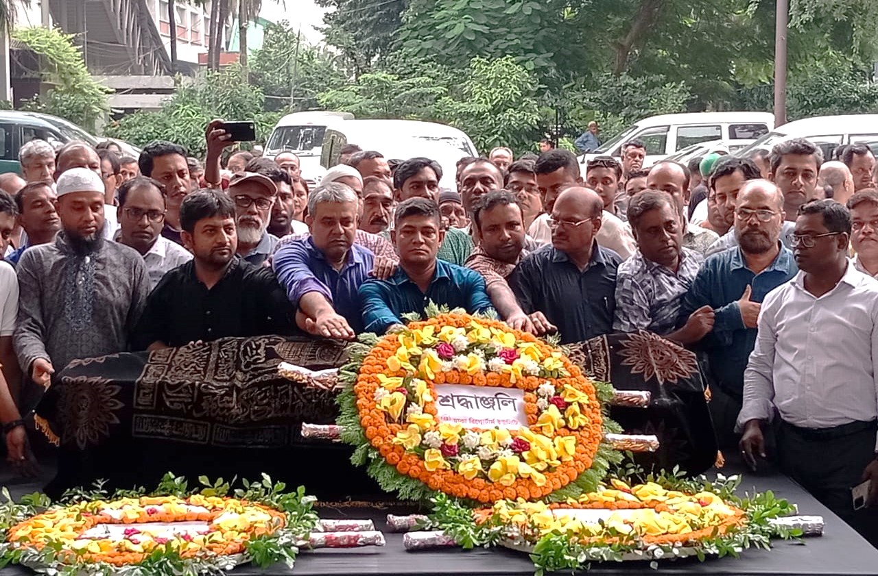 ডিআরইউ’র সাবেক সাংস্কৃতিক সম্পাদক সীমান্ত খোকন এর কফিনে শেষ শ্রদ্ধা